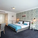 Hotel Antik 3*